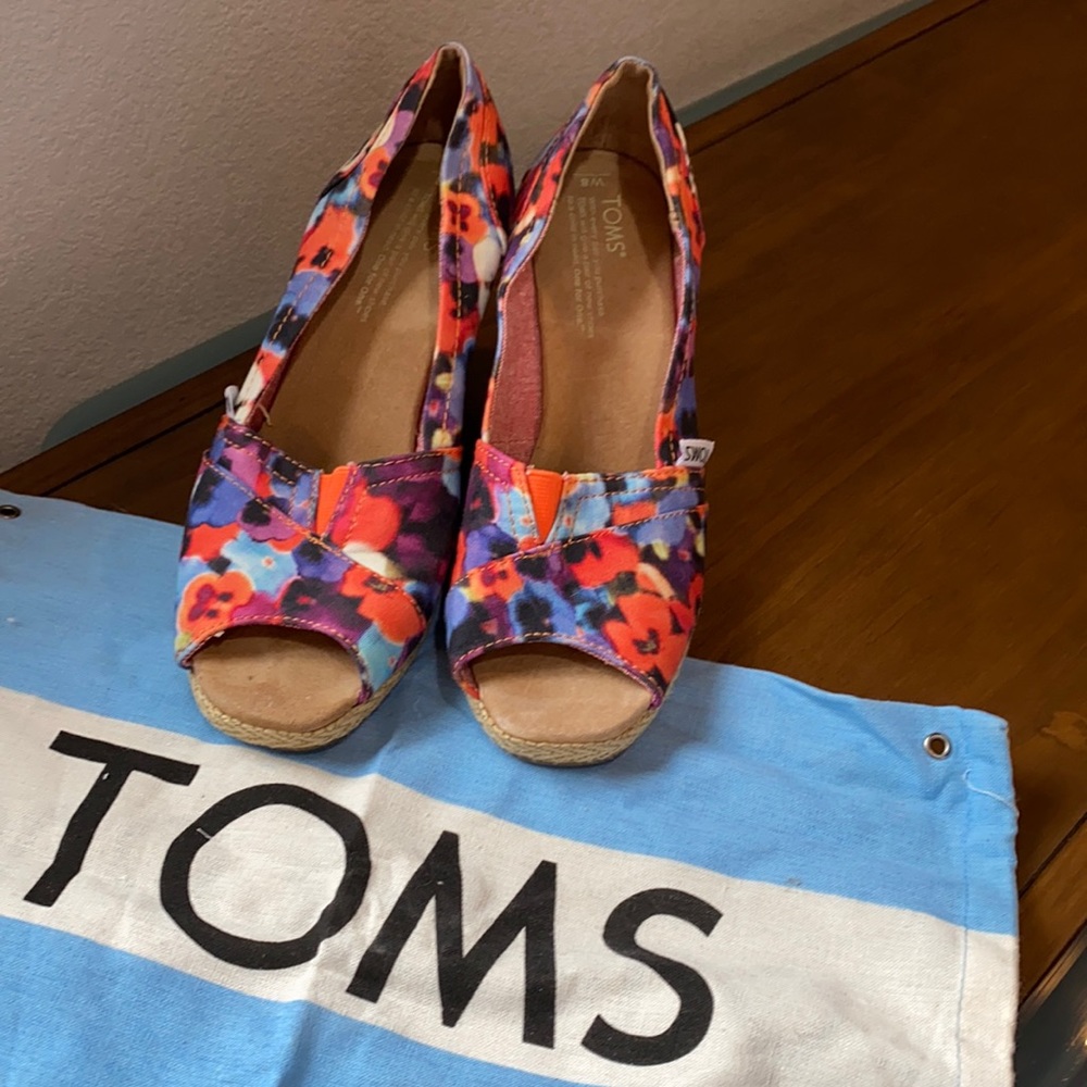 Toms wedge shoes